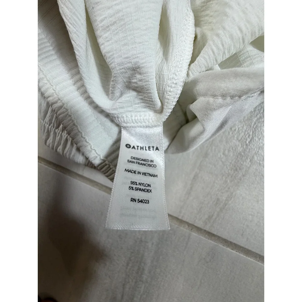 Athleta White Textured Active Running Shorts Women Size 8 Front Zip Pocket